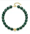 Grüne Kunstharz-Viereckperle Halskette mit goldenem Kugelakzent elegante Kurzkette Schmuck - Goldperlen-Stil / Smaragdgrün