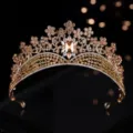 Nahaufnahme Details einer luxuriösen goldenen Barock Braut Strass Krone für Hochzeiten und Galas. - Gold + Champagner Strass