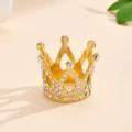 Gros plan détailé sur un mini topper de gâteau couronne doré incrusté de strass étincelants. - Style Mini Scintillant (x-070) / Or
