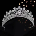 Nahaufnahme Detail silberne Strass Braut Tiara Kristall Krone glitzernde Präsentation. - Silber + Weißer Strass