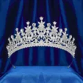 Vista dettagliata della tiara da sposa in cristallo scintillante con intricata lavorazione. - Argento + Strass Bianco