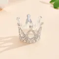 Gros plan d'une mini couronne scintillante en strass et alliage pour décoration de gâteau. - Style Mini Scintillant (x-070) / Argent