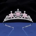 Gedetailleerd uitzicht op de Koreaanse stijl kinderen sneeuwvlok tiara met roze kristallen. - H-007 Zilverroze
