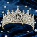 Gros plan détaillé du magnifique diadème en cristal étincelant avec strass dorés. - Or Avec Strass Blanc