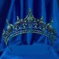 Détail de couronne noire gothique avec strass verts étincoyants et têtes de mort pour Halloween. - Couronne à Pointes Tête de Mort / Base Noire + Strass Vert