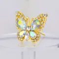 Primo piano dettaglio spilla farfalla in cristallo, strass brillanti su base in oro. - Oro con strass AB