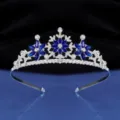 Detail van het blauwe kristallen sneeuwvlok tiara, elegante zilveren haaraccessoire. - H-007 Zilver koningsblauw