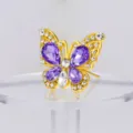 Vista detallada del broche de mariposa con pedrería brillante morada y transparente en aleación. - Oro con diamantes de imitación púrpuras
