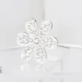 Detalle de broche de flor de estrás exquisito, adorno de cristal brillante para boda. - Flor Plateada