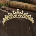 Gouden bruids kroon diadeem detailopname, strass parel bruiloft haaraccessoire vrouw. - H-005 goudwit