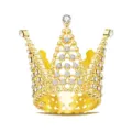 Gros plan d'une mini couronne dorée ornée de strass brillants pour gâteaux et fleurs. - Style Mini Strass (X-015) / Or