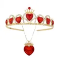 Primo piano dettagliato del cerchietto a corona dorata con strass scintillanti e ciondoli a cuore. - Set Tiara Cuore Rosso E Collana / Rosso
