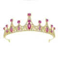 Primo piano dettagliato della tiara da principessa dorata con cristalli rosa. - Oro + Strass Rosa Rosso
