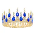 Close-up detail van de luxe gouden barokke kroon met schitterende blauwe strass steentjes. - Goud Verguld Blauwe Zirkonia