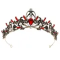 Detailansicht der Vintage-Tiara mit roten Strasssteinen und antiker Gold-Metallkrone. - Antik Gold + Roter Strass