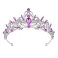Squisita tiara in cristallo argentato con strass viola, elegante vista di dettaglio. - Argento Con Strass Viola