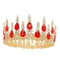 Close-up van de luxe barokke bruidskroon met rode strass-steentjes en gouden accenten. - Goud Rode Zirconia