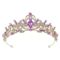 Exquisite goldene Brautiara mit funkelnden lila und klaren Strasssteinen, perfektes Hochzeitsaccessoire. - Gold + Lila Strass