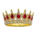 Gros plan détaillé de la couronne de reine ronde dorée baroque ornée de strass et gouttes. - Or avec strass rouges