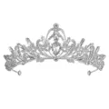 Primo piano dettagliato della tiara di cristallo scintillante con intricati dettagli in metallo. - Argento + Strass Bianco