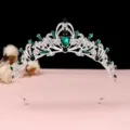 Nahaufnahme eines exquisiten silbernen Brauttiaras mit smaragdgrünen Strasssteinen. - Silber mit Grünem Strass