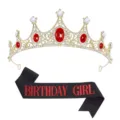 Vista dettagliata del set corona e fascia di compleanno in strass, tiara dorata lucida. - Corona + Fascia GIRL Lettere Rosse Nera