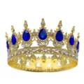 Primo piano dettagliato di una corona barocca dorata di lusso con strass blu a goccia. - Oro con blu reale
