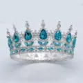 Gros plan détaillé d'un diadème argenté baroque orné de strass bleus étincelants en forme. - Argent + strass bleu lac