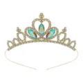 Primo piano dettagliato di una tiara da principessa in strass dorato scintillante con pietre iridescenti. - Oro con strass AB