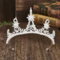 Gedetailleerd aanzicht van zilveren bruidskroon tiara met strass kristallen en Eiffel toren. - H-082 Zilver & wit