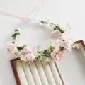 Inquadratura di dettaglio della corona floreale da sposa con fiori artificiali rosa. - Rosa