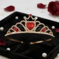 Gouden prinsessen kroon tiara met rood hart en strass steentjes voor feest haar van kinderen. - H-122 goud-zwart-rood