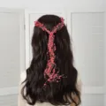 Vista dettagliata della vite per capelli di perle rosse fatte a mano per acconciature da sposa. - Rosso