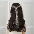 Vue détaillée de l'accessoire de cheveux de mariée en perles à cascades multicouches. - Beige