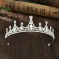 Gedetailleerde close-up van een prachtige zilveren kristallen tiara met strass-ornamenten. - H-120 zilverwit