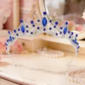 Squisita tiara da sposa argentata con brillanti strass blu e trasparenti per un look elegante. - Tono Argento + Strass Blu Reale