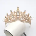Primo piano della tiara corona dorata vintage con cristalli marquise e strass scintillanti. - Oro Fatto A Mano Strass Bianco