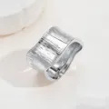 Bracciale rigido aperto in lega argentata con motivo ondulato irregolare, gioiello chic. - Stile I / Argento