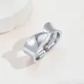 Silberner unregelmässiger wellenförmiger Metall Armreif modernes minimalistisches Schmuckstück - Stil G / Silber
