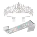 Detailaufnahme der funkelnden Strass-Krone und glitzernden Birthday-Queen-Schärpe. - Silberne Krone + Silberne Schillernde QUEEN Schärpe Set