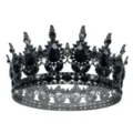 Vue détaillée d'un diadème baroque noir en cristal, couronne de reine ronde pour mariage de mariée. - Noir + Strass Noir