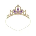 Nahaufnahme des goldenen Strass-Diadems, funkelnde violette Edelsteine, eleganter Haarreif. - Gold mit lila Strasssteinen