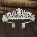 Detaillierte Nahaufnahme einer silbernen Strass Krone Diadem mit Kämmen auf Holztisch. - Silberne Krone