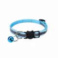 Detail eines blauen reflektierenden Katzenhalsbands mit Katzenkopf-Schnalle - Hellblau