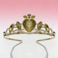 Nahaufnahme des vergoldeten Kinderhaarreifs mit bernsteinfarbenem Herz-Kristall und Strass. - Gold Mit Gelbem Zirkonia Stil
