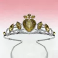 Nahaufnahme Detail eines funkelnden gelben Kristall Herz Prinzessin Tiara Haarreifs. - Silber + gelber Strass