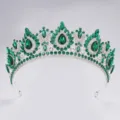 Detailaufnahme der wunderschönen grünen Kristallkrone mit glitzernden Strasssteinen für Braut. - Silber mit grünem Zirkon