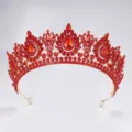 Exquisites Detail der roten Strass-Tiara, vintage goldene Legierung Braut Kronen. - Gold mit roten Strasssteinen