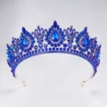 Prägendes königsblaues Strass-Brautkronen-Detail mit funkelnder Kristallverarbeitung. - Gold Blau Strass