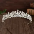 Gedetailleerde close-up van een sprankelende kristallen bruidstiara, zilveren kroon. - H-084 Zilver & wit